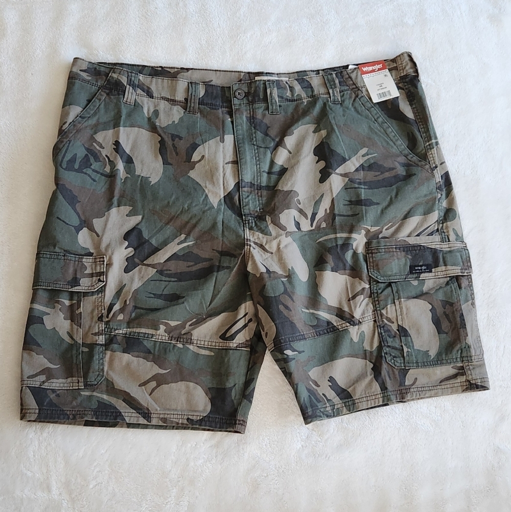 🩳 Wrangler Men’s Camouflage Cargo Shorts – Size 48, NWT, 10” Inseam